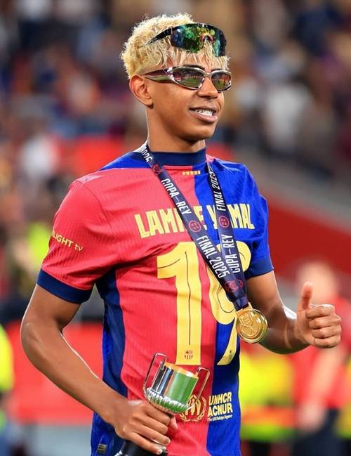 2025中国公路自行车职业联赛暨“环云南”公路自行车赛（楚雄站）燃情启程