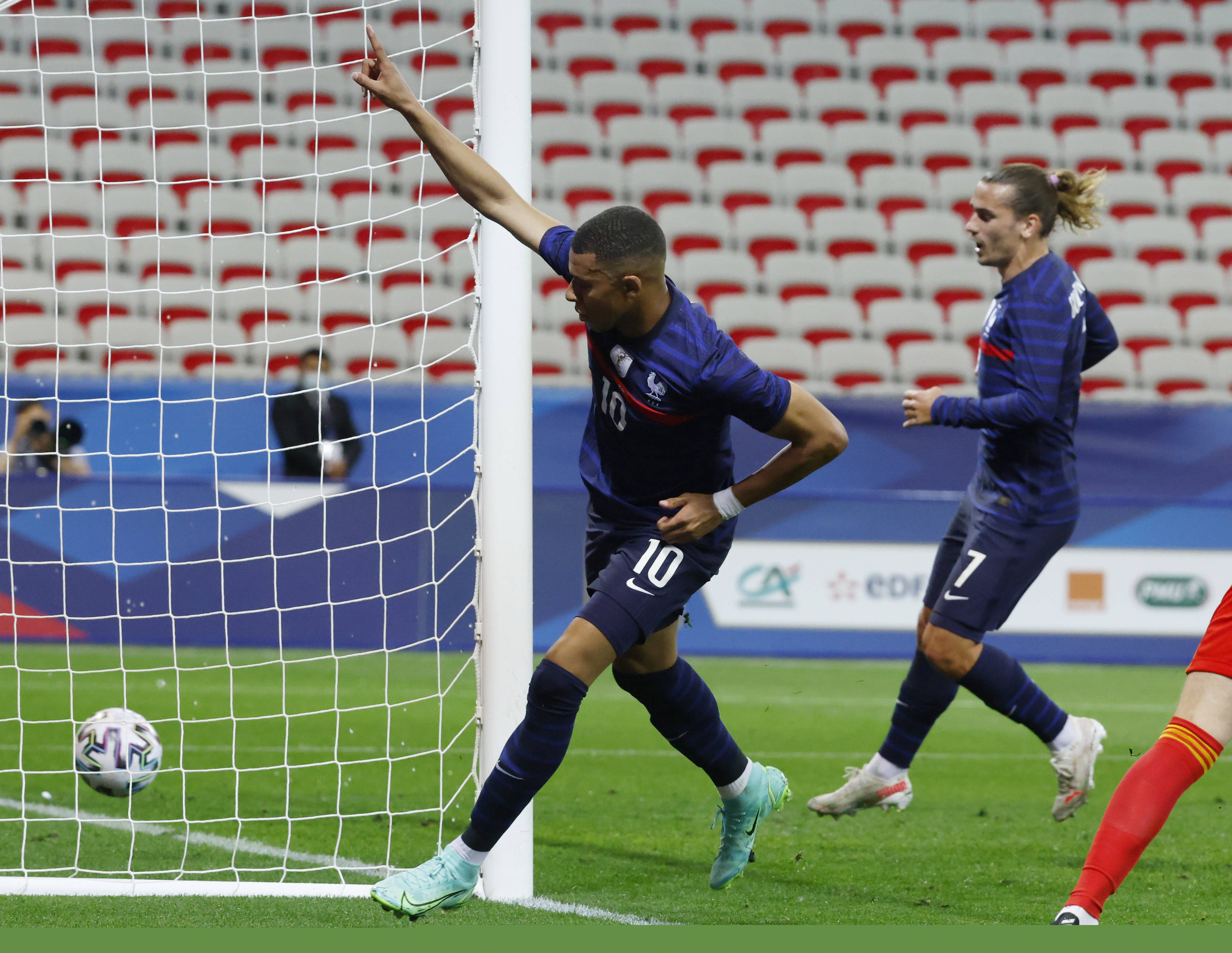 迪马：迪巴拉退烧后参加全队合练，安赫利尼奥也参加了合练